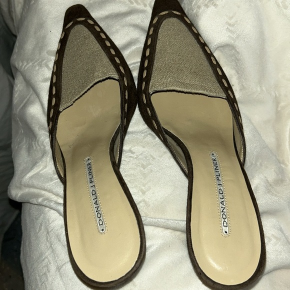 Donald J Pliner “ Latte” slip on heels. Absolutely stunning. Size 7 - Picture 4 of 9